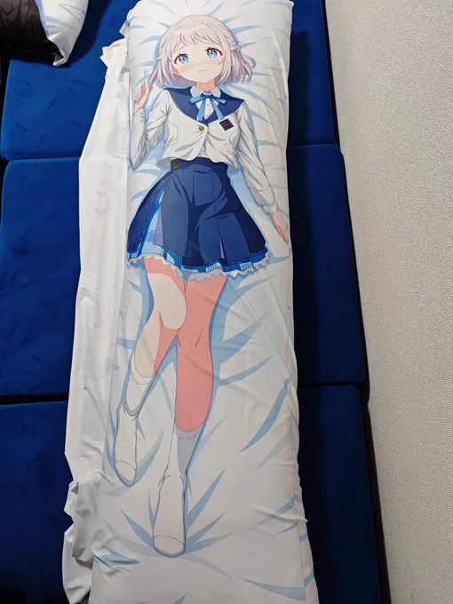 葛城リーリヤちゃん抱き枕の色校正サンプル届いたぜ(画像は枕本体に被せて疑似抱き枕状態にして撮ってるだけ) 色合いとか問題なさそうだしこのまま発注してもいいかな! あとは何枚頼むかが考えどこ所さん