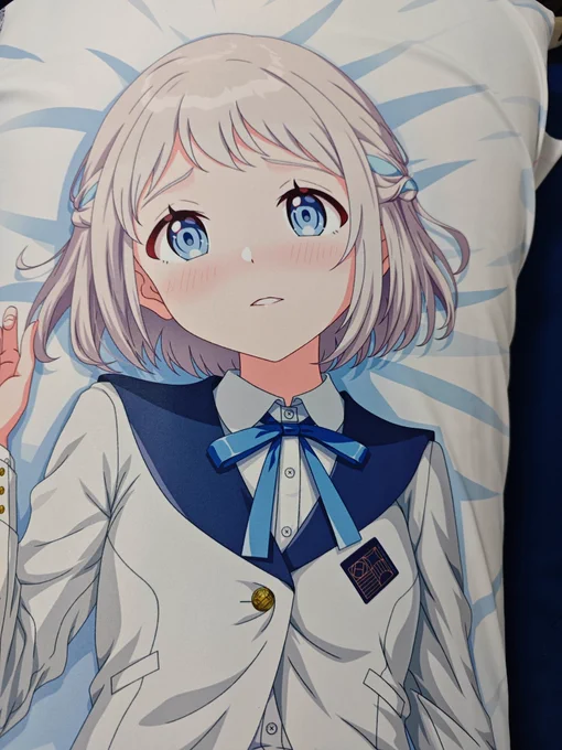 葛城リーリヤちゃん抱き枕の色校正サンプル届いたぜ(画像は枕本体に被せて疑似抱き枕状態にして撮ってるだけ) 色合いとか問題なさそうだしこのまま発注してもいいかな! あとは何枚頼むかが考えどこ所さん