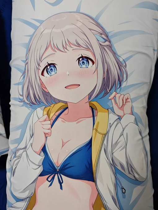 葛城リーリヤちゃん抱き枕の色校正サンプル届いたぜ(画像は枕本体に被せて疑似抱き枕状態にして撮ってるだけ) 色合いとか問題なさそうだしこのまま発注してもいいかな! あとは何枚頼むかが考えどこ所さん