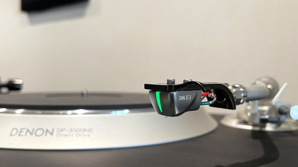 Yokkaichimusen's tweet image. DSオーディオ様ご来店。
光カートリッジ DS E3 +フォノアンプ DS E3の組み合わせで聴かせて頂きました。
前のモデルDS E1と比べると音色の印象が大きく異なり、
見通しの良さは変わらず、E3は音場感がUpした感じでした。手が届きそうな価格もGoodですね。😁
※展示は今のところありません。
#DSaudio