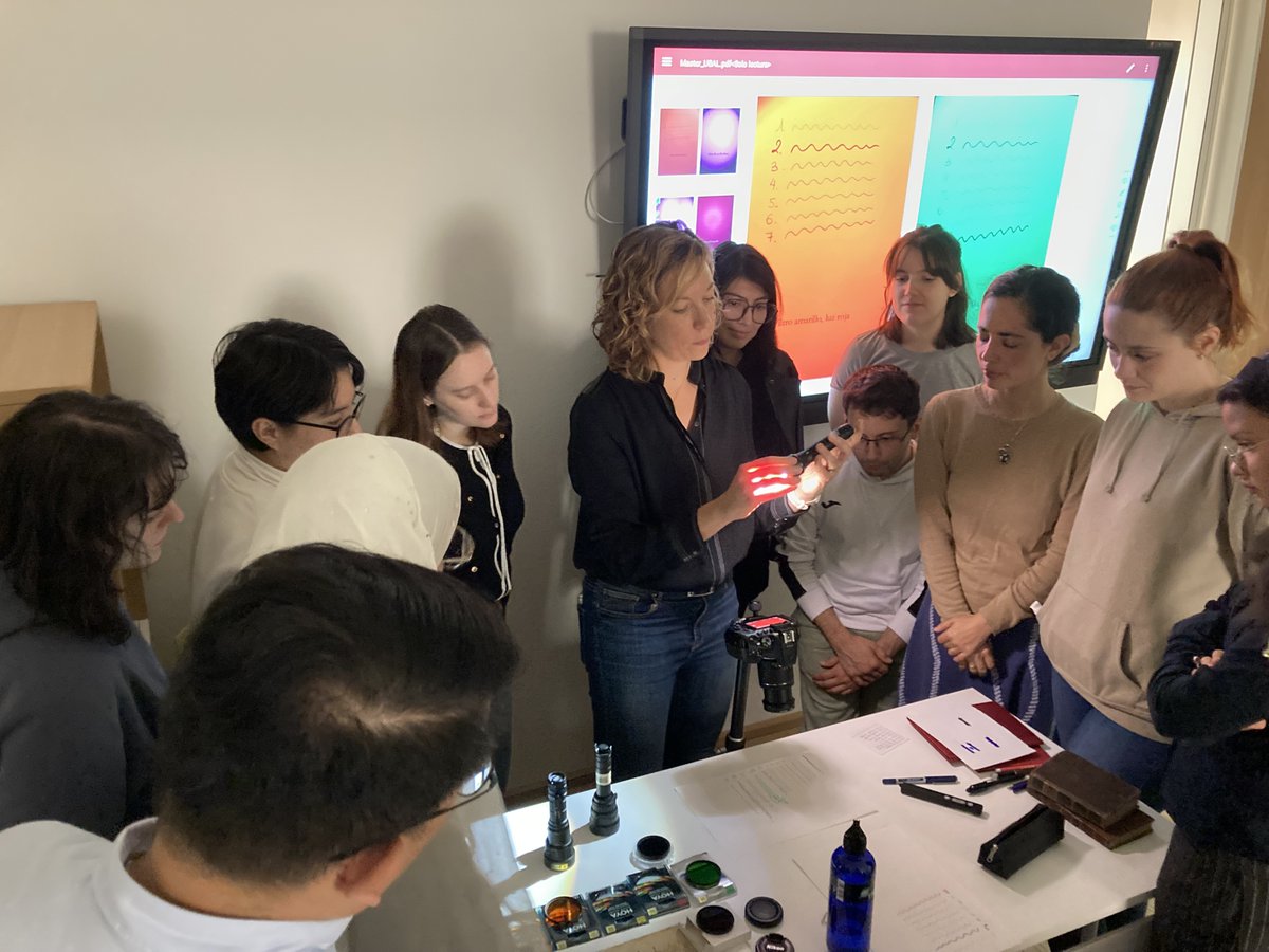 Ayer hice una sesión teórico-práctica de IA y fotografía espectral en el Máster en Patrimonio Textual y Humanidades Digitales del <a href="/IEMYRhd/">IEMYRhd</a> <a href="/usal/">Universidad de Salamanca</a>. 
Mil gracias, <a href="/GarciaReidy/">Alejandro García Reidy</a>, por la invitación, y a todos los asistentes por su interés y participación ❤️💚💙