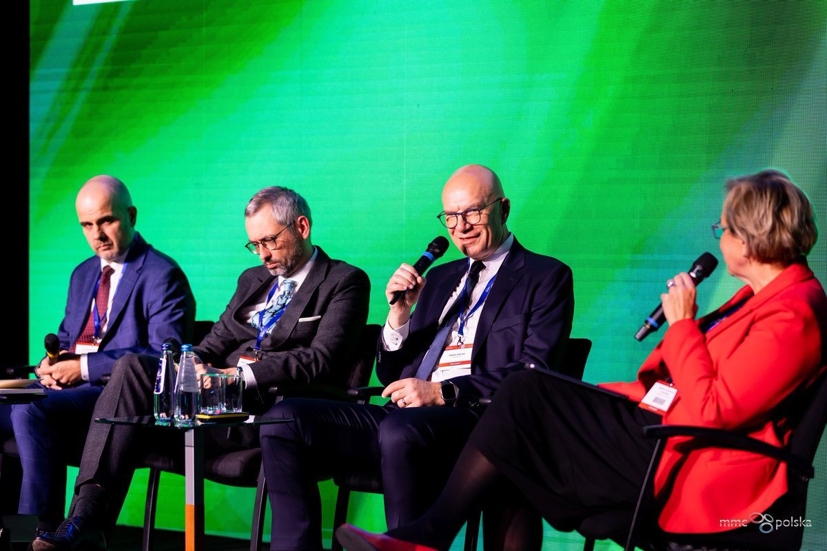 Grupa_Azoty's tweet photo. 🔵 „Koszty transformacji energetycznej dla polskiego przemysłu – wyzwania i możliwości” były głównym tematem debaty, w której wziął udział Wiceprezes Zarządu Grupy Azoty S.A., Pawel Bielski. Dyskusja odbyła się w ramach @EuroPOWERKonf.

✅ Debata skupiła się na znaczeniu inwestycji w efektywność energetyczną, wykorzystaniu nowych technologii oraz integracji ESG w strategiach biznesowych przemysłu.

📌 Prelegenci dyskutowali także m. in. o postępie technologicznym i jego wpływie na rozwój elektromobilności w Polsce, o kwestiach związanych z odnawialnymi źródłami energii i źródłami bezemisyjnymi, ale również o roli sztucznej inteligencji w przemyśle.

👉 Była to jubileuszowa 40. edycja wydarzenia odbywającego się w Warszawie.

ℹ️ Szczegółowe informacje o konferencji znajdują się na stronie internetowej https://t.co/NDnAt1RjZV