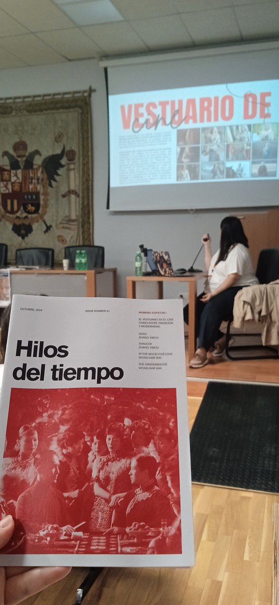 JSinologos's tweet photo. Comenzamos la segunda jornada del #IIISEJOS con el maravilloso taller "Hilos del tiempo: el vestuario de cine chino entre tradición y modernidades" de Alex Green. https://t.co/sRZPClWTxG