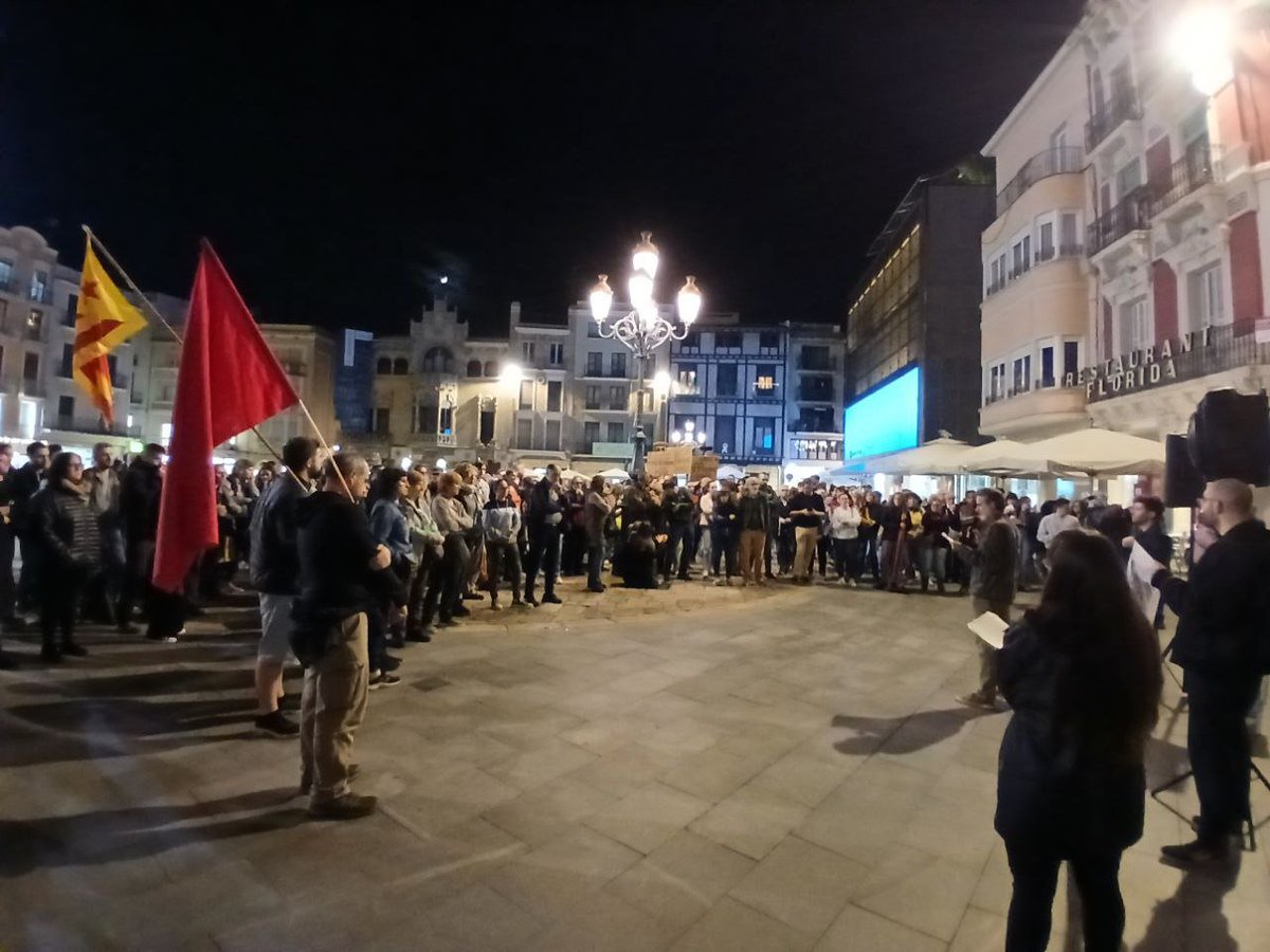 Endavant_BCamp's tweet photo. 📢La mobilització d'ahir a #Reus va servir per posar de relleu:
👉🏾+20 entitats reusenques organitzades
👉🏾7 punts de recollida
👉🏾+50 concentracions als Països Catalans
👉🏾+33.000€ recollits per @CasalsiAteneus i #EsquerraIndependentista 
👉🏾ja s'han enviat brigades de treball https://t.co/7c8R3oAlbd