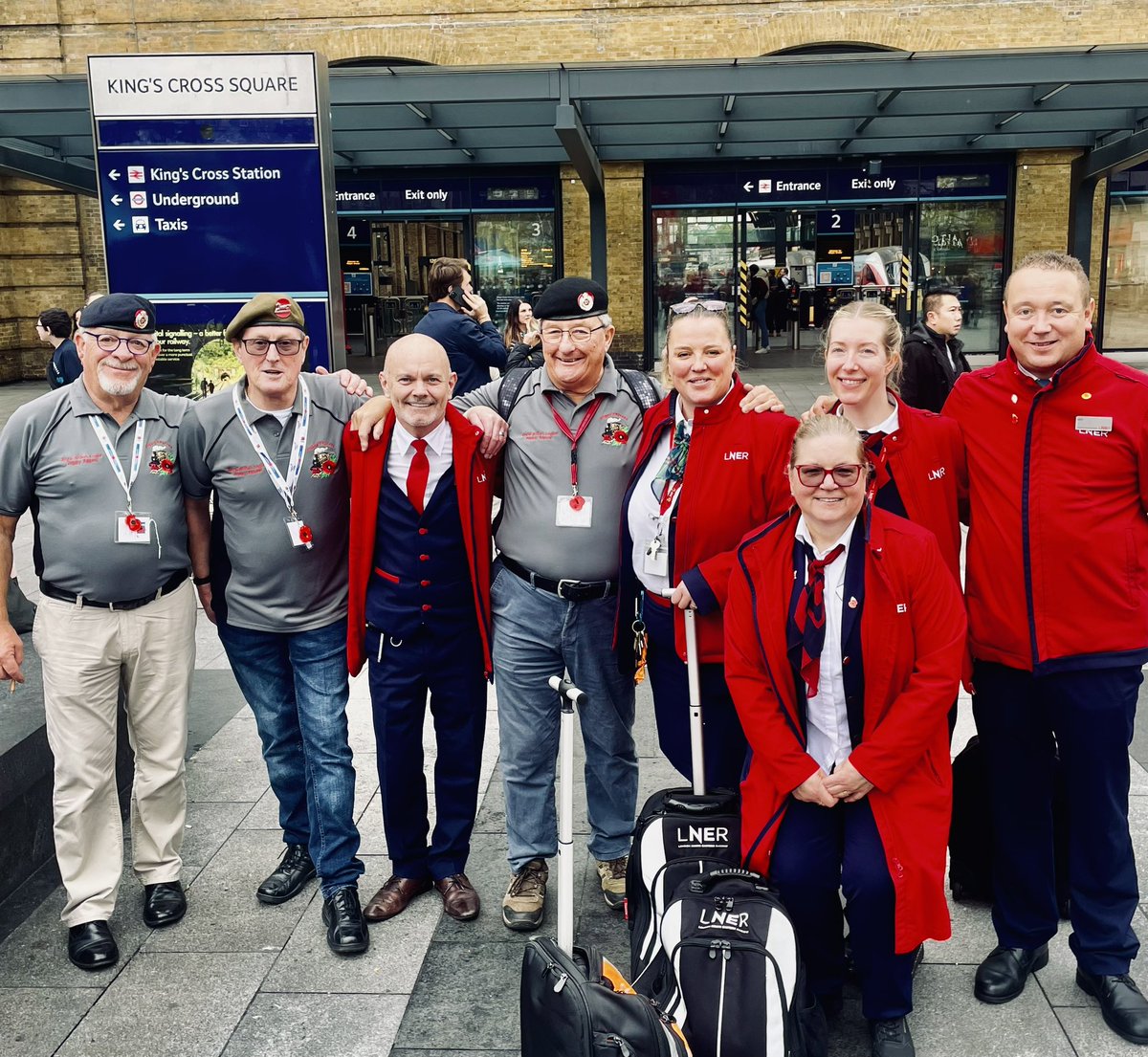 Dutchy78's tweet photo. Final day of the poppy express today. They will be going from Doncaster to London and back on @LNER. If you see them out and about please day hello!!! #finalday #poppyexpress https://t.co/AQz8RsXiMW