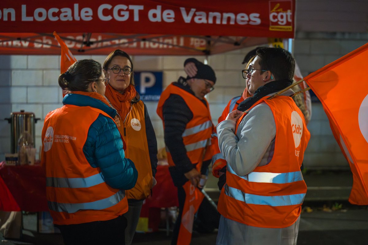 Présent ce matin à 6h45 devant l’usine Michelin de Vannes pour redire mon total soutien aux salariés et à leurs familles après l’annonce brutale de la fermeture mardi dernier. J’étais à leurs côtés dès le premier jour et le resterai autant que nécessaire. Dans la continuité de ma