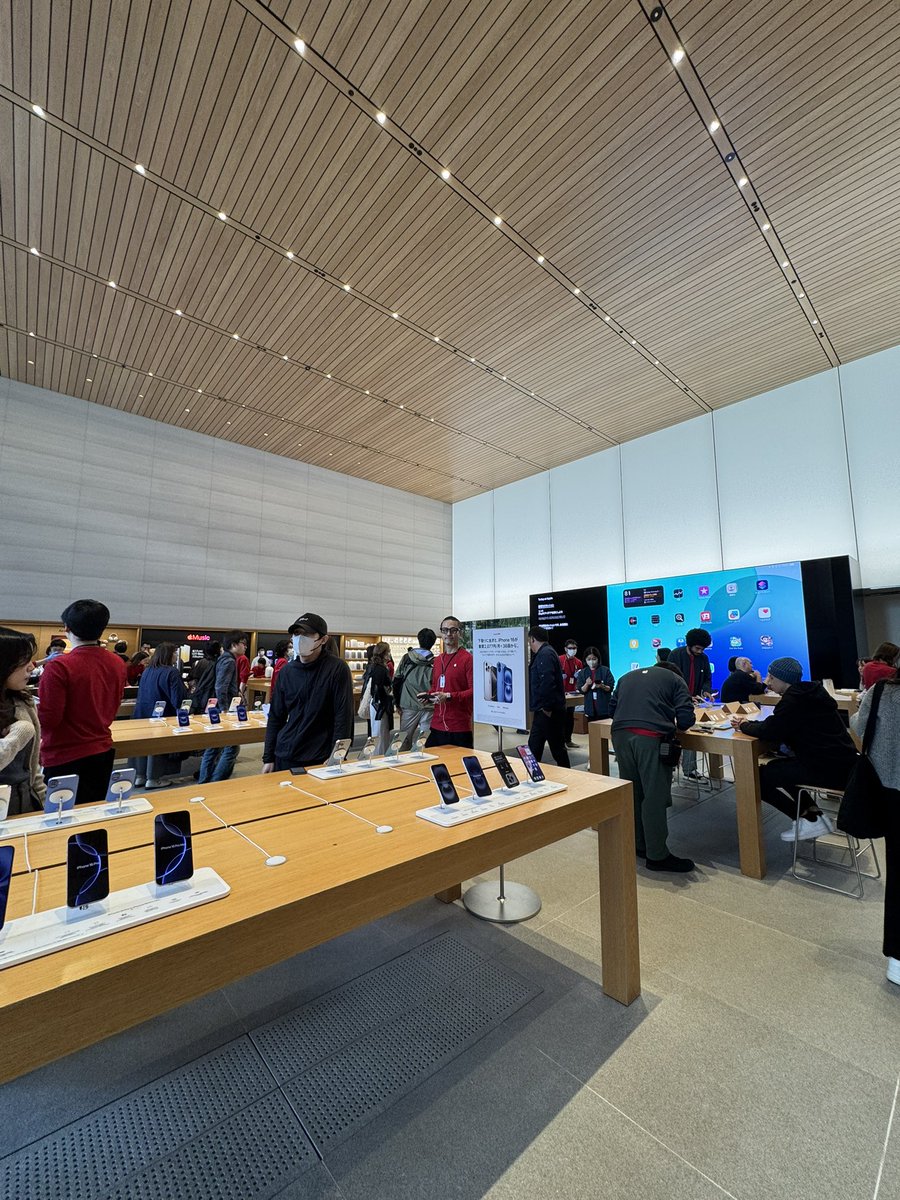 oc1s's tweet photo. 予約してた M4 MacBook Pro受け取りに来ました！！ https://t.co/YYGiyQ3Q4K