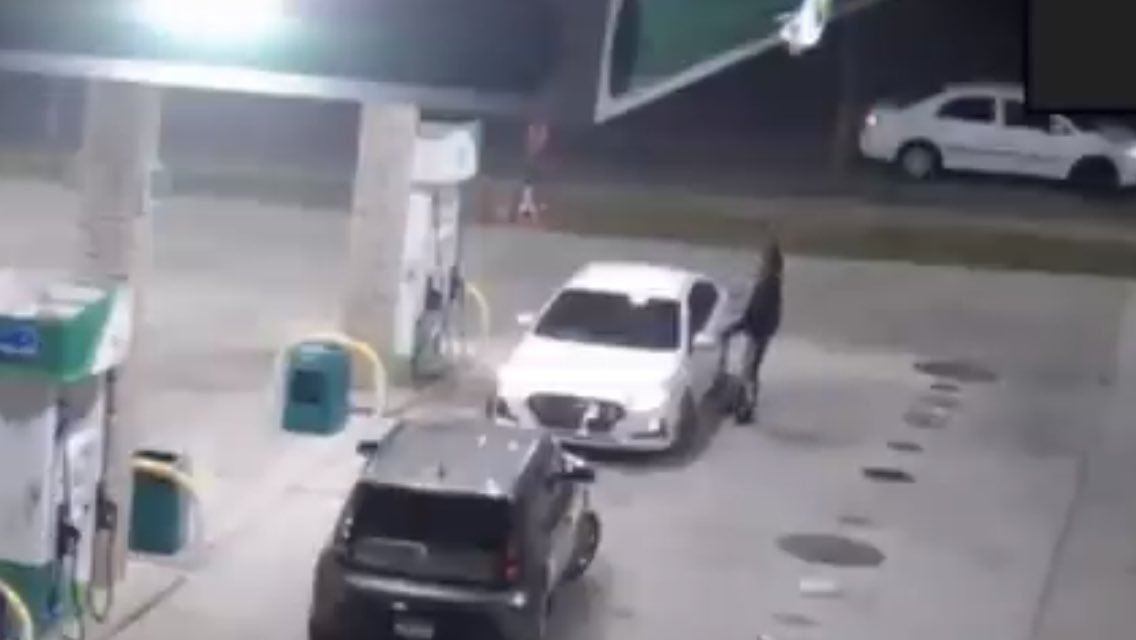 JeremyJ86's tweet photo. @YeaISaidIt15 @ThuggerDaily If u go back to the store footage inside , notice dude in the J’s with the krazy hair, then look to the far right corner 2nd pic a white sedan similar to a https://t.co/9395T8QlOd looks like the same dude going from the passenger to the driver seat but with different shoes. https://t.co/jDasX2DVDu