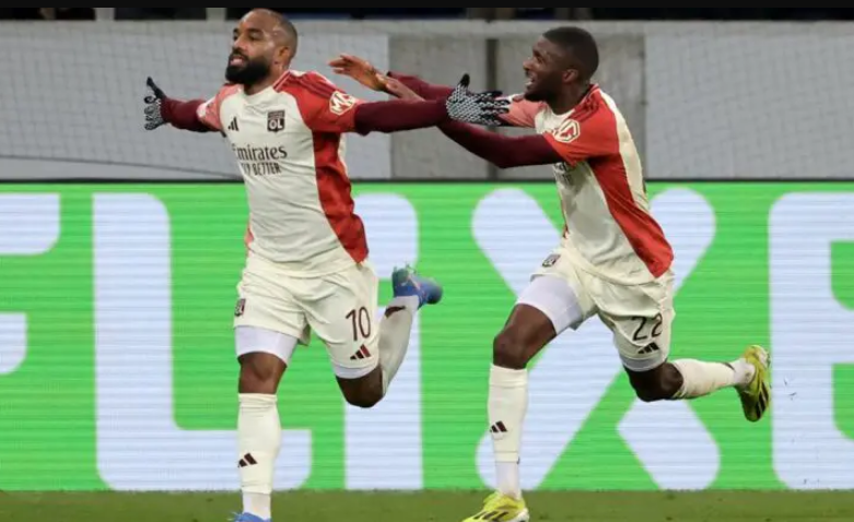 SocialGones's tweet photo. [#HOFOL] L'Équipe au sujet du Général ⤵️

« L'entrée en jeu de #Lacazette à la 62e minute, en compagnie de Rayan #Cherki, Malick #Fofana et Ainsley #MaitlandNiles, a [...] mis en relief la piètre performance de Gift #Orban, qui a tout fait à l'envers durant l'heure passée sur la pelouse. L'ancien Gunner, également impliqué sur le premier but, est, lui, parvenu à surprendre son entraîneur.

Pierre #Sage 🗨️

"Bizarrement, il a apporté de la profondeur alors que son profil est plutôt d'être un joueur d'appui. Ce soir (jeudi), il a de plus égalé le record de buts dans la compétition du club (18, à égalité avec Juninho). Avec l'amour qu'il a pour l'@OL, je pense qu'il aurait préféré fêter ça par une victoire." »

#TeamOL