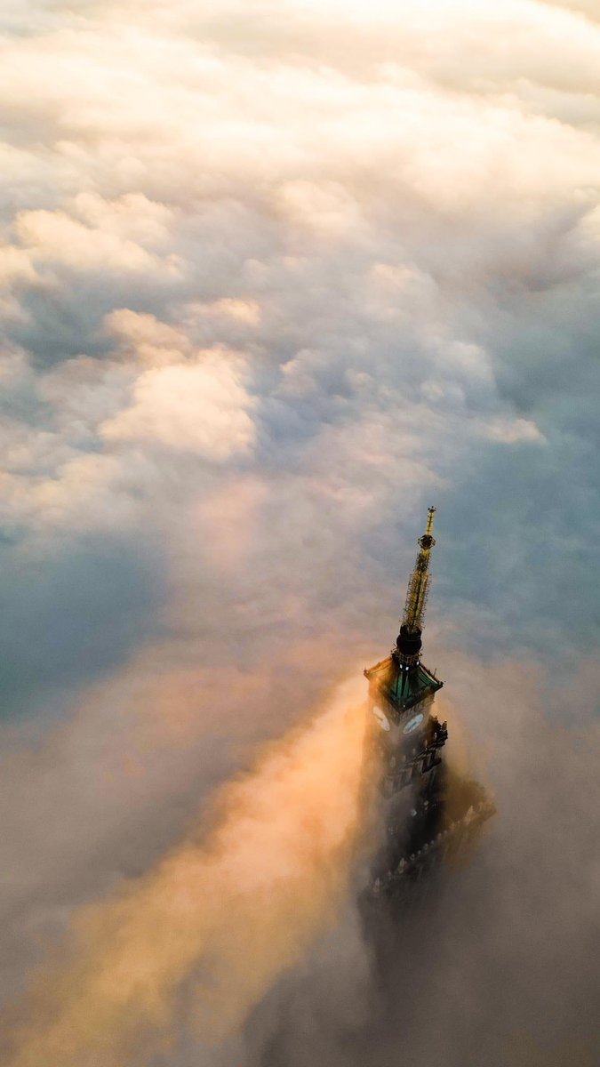 ThisIsPoland_'s tweet photo. Palace of Culture and Science in #Warsaw during the #fog. 😍🇵🇱
#ThisIsPoland #poland #polska #view 
Photo: Paweł Krzemi #sky #city #rt https://t.co/NxzZM5DB6i