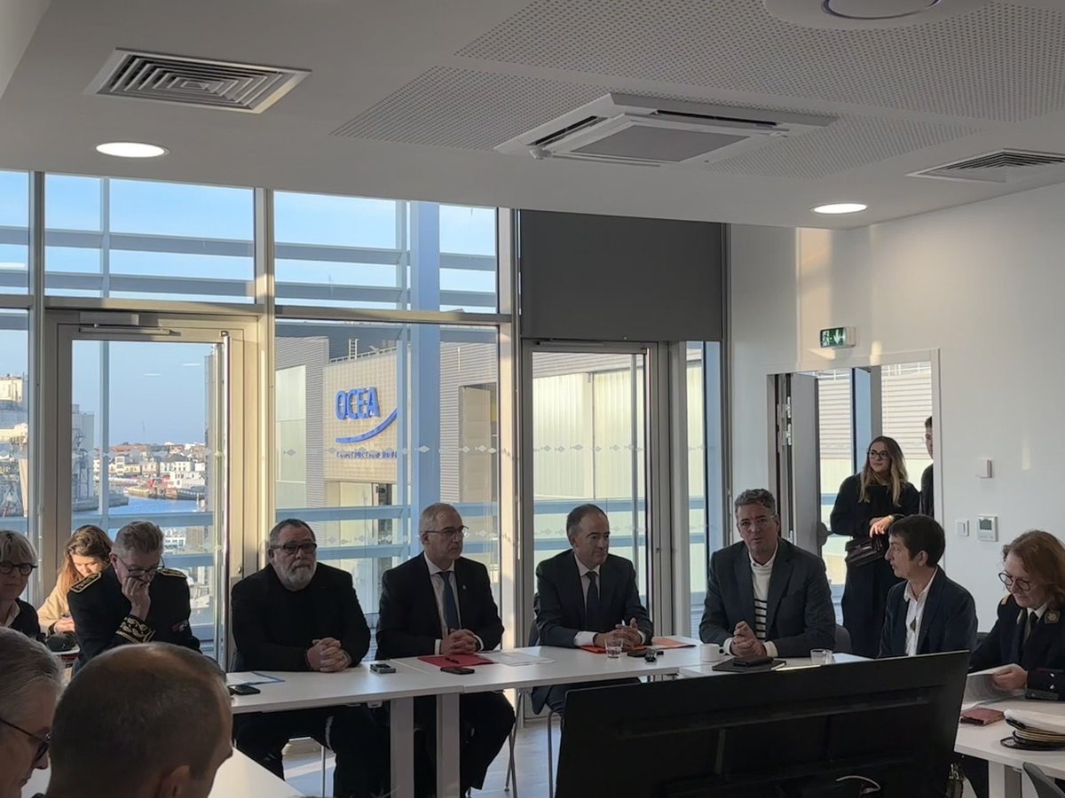 YannickMOREAU's tweet photo. Dans un contexte complexe de fermetures du Golfe en 2025 et 2026, et à la veille de la négociation annuelle des tacs et quotas à Bruxelles,

le Ministre de la #Mer et de la #Pêche @MerGouv vient ce matin à la rencontre des pêcheurs sablais et vendéens.

Il a été à l'écoute et à la manoeuvre pour la planification des futurs parcs éoliens très au large de la Vendée (85 km),

il est à l'écoute ce matin. 

La ville des Sables l'en remercie et l'encourage à porter haut et fort les intérêts de nos filières qui font vivre nos familles, nos ports et nos littoraux.