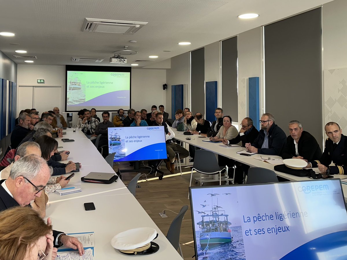 YannickMOREAU's tweet photo. Dans un contexte complexe de fermetures du Golfe en 2025 et 2026, et à la veille de la négociation annuelle des tacs et quotas à Bruxelles,

le Ministre de la #Mer et de la #Pêche @MerGouv vient ce matin à la rencontre des pêcheurs sablais et vendéens.

Il a été à l'écoute et à la manoeuvre pour la planification des futurs parcs éoliens très au large de la Vendée (85 km),

il est à l'écoute ce matin. 

La ville des Sables l'en remercie et l'encourage à porter haut et fort les intérêts de nos filières qui font vivre nos familles, nos ports et nos littoraux.