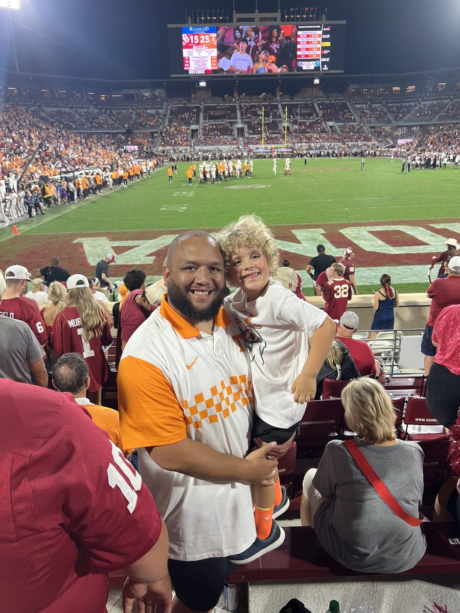 Willacious's tweet photo. An absolute MEMORY of an experience. My son’s first college football game. He was the only one singing Rocky Top in the entire section. Thank you @KirkHerbstreit RIP Ben https://t.co/VRQJRCywRk