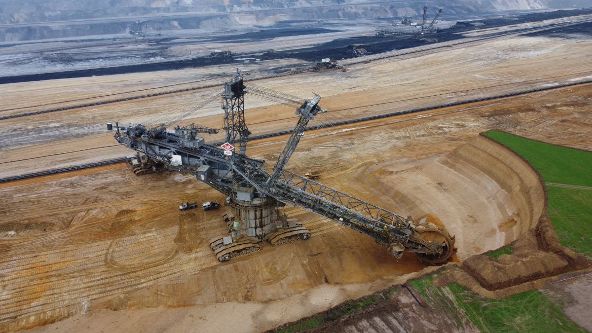 FridayForFuture's tweet photo. Das Letzte was du siehst nachdem @_FriedrichMerz gesagt hat Windräder seien hässlich und müssten zurückgebaut werden
#Illner https://t.co/7Vp0FciVIk