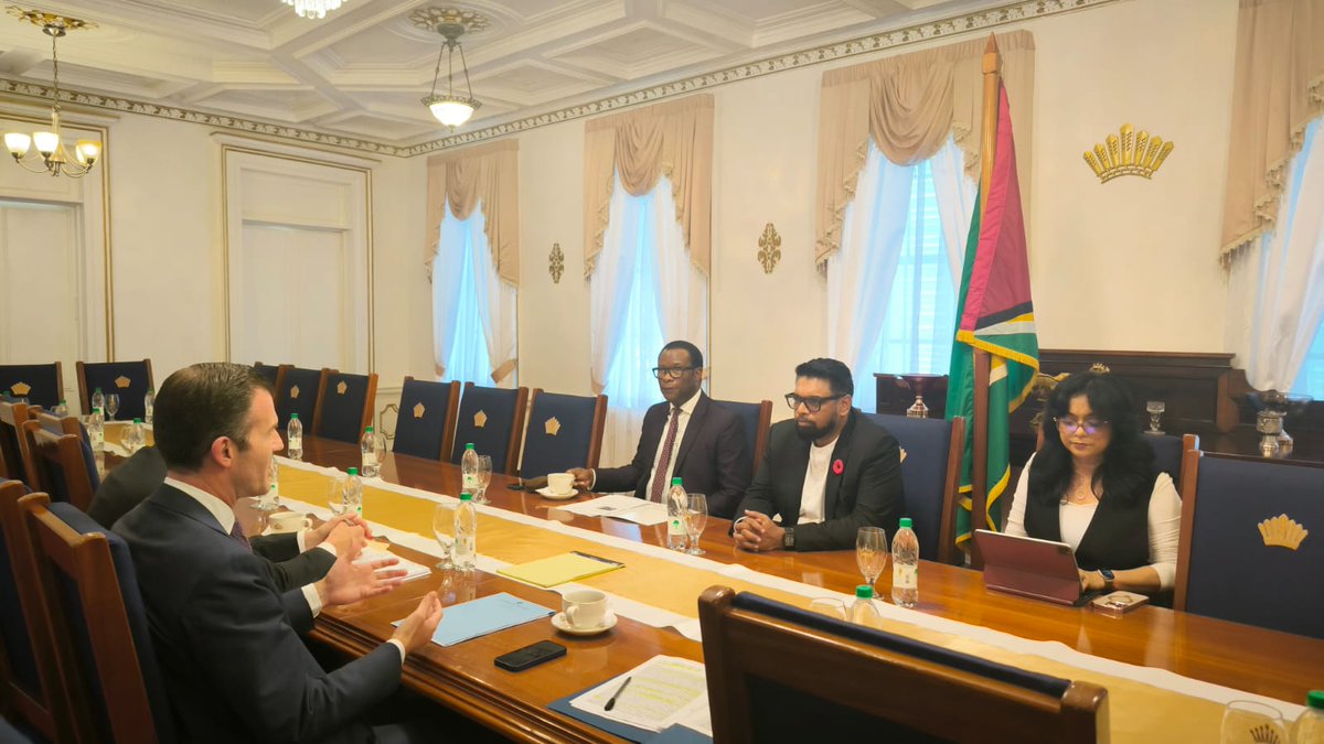 ItalyMFA's tweet photo. #Guyana | Nell'incontro del SdS @GiorgioSilli con PdR @DrMohamedIrfaa1 e @mfaguyana Hugh Hilton Todd, confermate ottime relazioni 🇮🇹🇬🇾 e importanza rilancio attraverso un dialogo politico continuativo in tutti i settori di mutuo interesse, ad iniziare da energia e investimenti. https://t.co/yjmG11mOLS