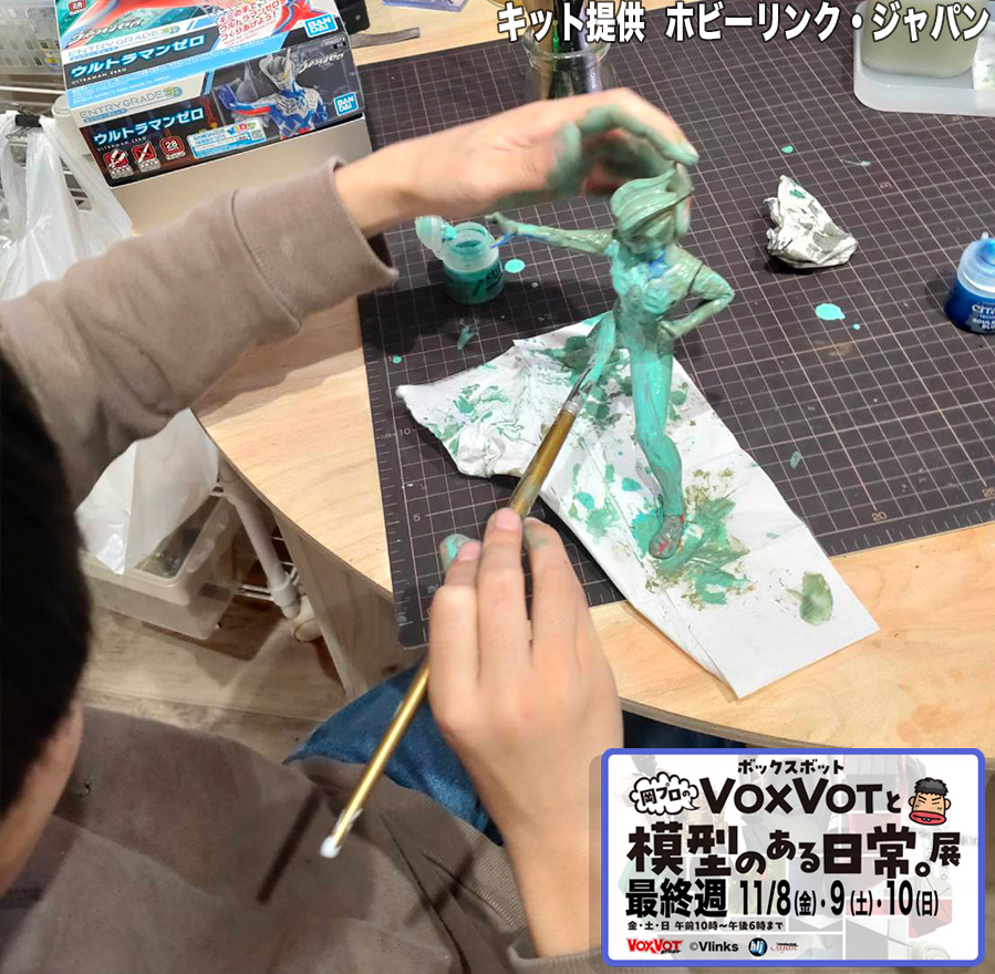 思いの丈をぶつけておりますw
本人的にはバトルダメージ的なもんらしい。
ちなみに、塗料はユーロ基準の水性のシタデルなのでこんな感じに使っても安全だそうな。