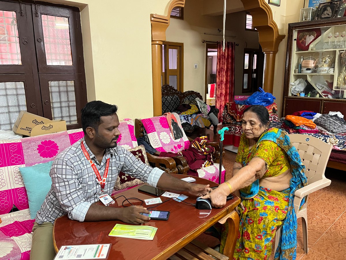 IPPBOnline's tweet photo. Bridging distances and delivering convenience, @IPPBonline is providing 𝐃𝐢𝐠𝐢𝐭𝐚𝐥 𝐋𝐢𝐟𝐞 𝐂𝐞𝐫𝐭𝐢𝐟𝐢𝐜𝐚𝐭𝐞 (𝐉𝐞𝐞𝐯𝐚𝐧 𝐏𝐫𝐚𝐦𝐚𝐚𝐧 𝐏𝐚𝐭𝐫𝐚), right at your doorstep! Across 𝘛𝘦𝘭𝘢𝘯𝘨𝘢𝘯𝘢  Circle, many dedicated postmen/Gramin Dak Sewak are providing Doorstep Banking services, to ensure accessibility and support to our elderly citizens. Proud to make banking affordable, accessible, and just a knock away!

#Aapkabankaapkedwaar #Bankingatlastmile #DLCCampaign3