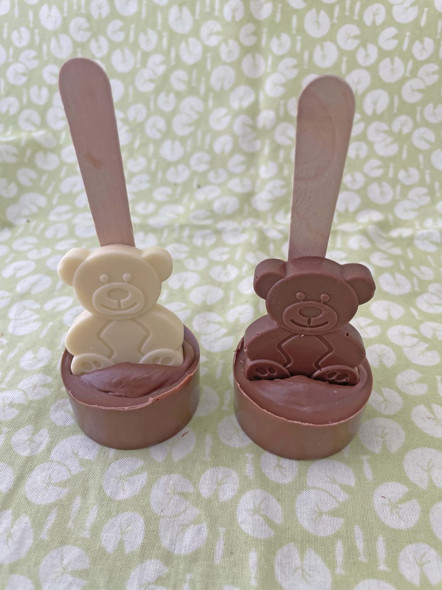Hunslet and Millsie Hot Chocolate Dunkers made for <a href="/HunsletTheBear/">Hunslet the Bear🐻</a> - handmade with Belgian chocolate. 

On offer: £3.75 each or 4 for £13. 

Find here: lilypadbakery.co.uk/hot-chocolate-…

#hunslet #railway #trains #bears #hotchocolate #belgianchocolate #stockingfillers
