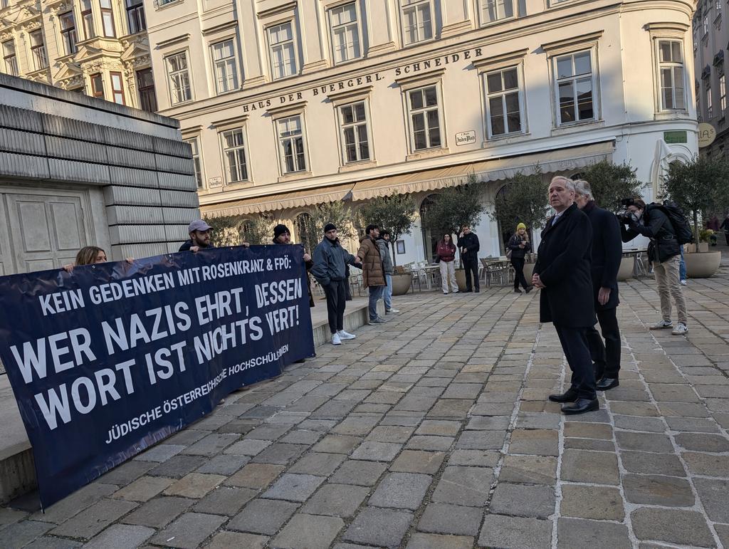 NR Präsident Rosenkranz trifft auf Protest am Judenplatz