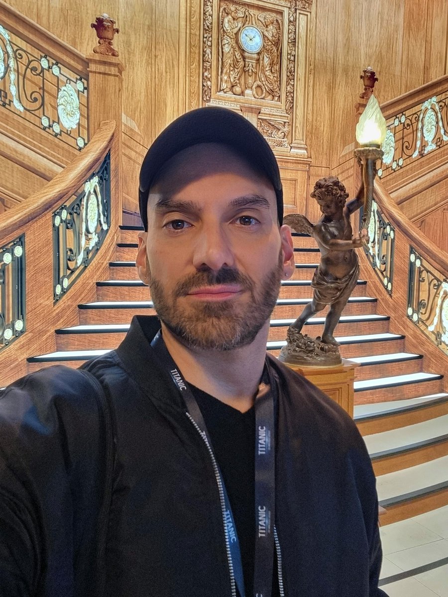 MrEbriel's tweet photo. La grande scalinata prodiera del Titanic, emblema dello sfarzo della prima classe, ricostruita nel famoso film di James Cameron. 
Mostra a Milano con reperti, storia e ricostruzioni del transatlantico più famoso nella storia marittima, per il suo naufragio tragico. https://t.co/RmC6xV5LYC