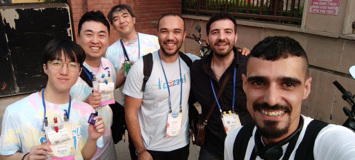 jjunseongE's tweet photo. 🚬 Smoking Experts 😆🤣

#PESummit24 #GoogleProductExperts @GooglePEProgram https://t.co/grpQk6m3gm