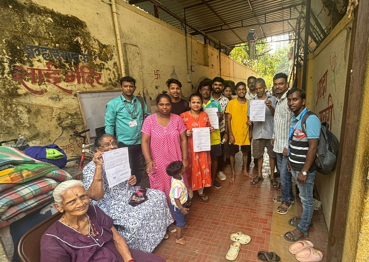 180WADALA's tweet photo. #EROS180WADALA १००% मतदान करण्यासाठी १८०वडाळा विधानसभा कडून संकल्प पत्र वाटप..... https://t.co/y5t0R1fs54