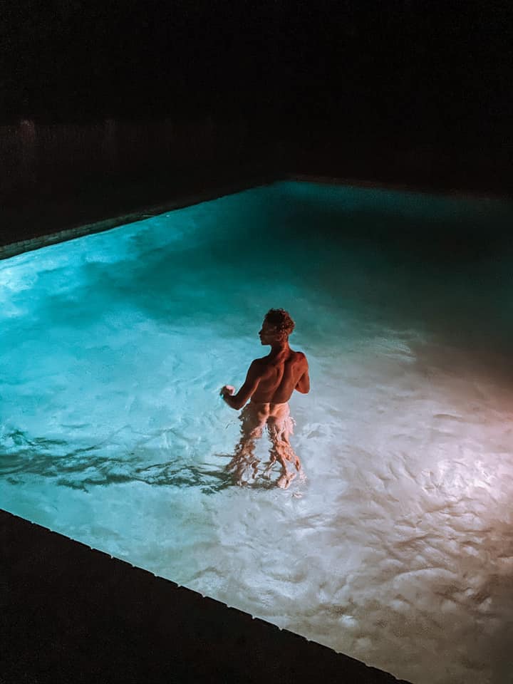 FilippoPin50725's tweet photo. BEVERLY HILLS
Villa Smeraldo Caetani di Laurenzana

Bagno in piscina nella notte di novembre dopo una giornata di lavoro sul set di "This is my address", che sto girando a Hollywood, prodotto da Camillo, papà di Smeraldo. https://t.co/x7kwcP0GiN