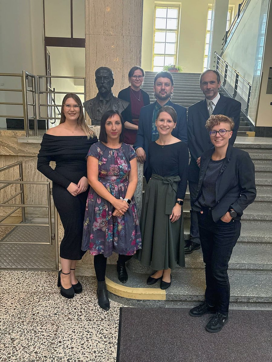 Cenu prorektorky MU za excelentní výsledky při doktorském studiu získalo hned několik členů a členek naší katedry. 👏 Jejich práce představuje unikátní přínos vědě i praxi. Ocenění byli absolventi a absolventky doktorského studia spolu se školiteli a školitelkami. 1/3