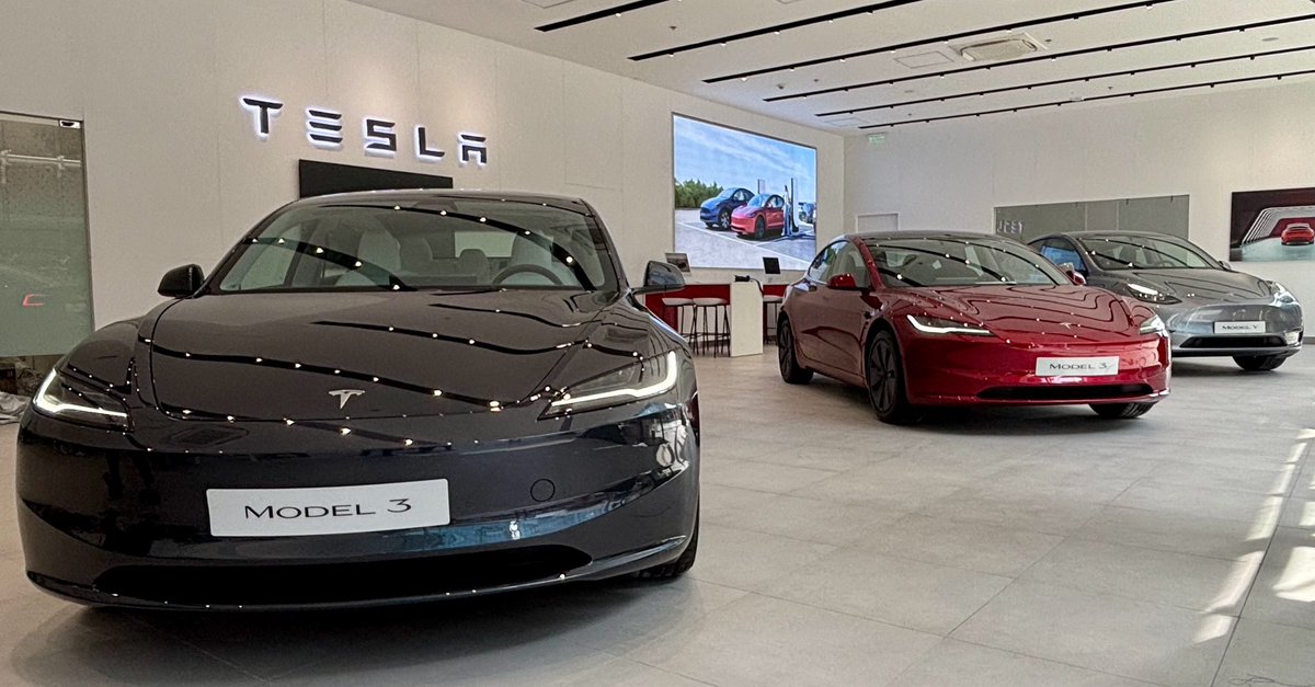 teslaphp's tweet photo. Tesla Experience Center, 22 Uptown Parade, Now Open. https://t.co/H9Y8lgWMNr
