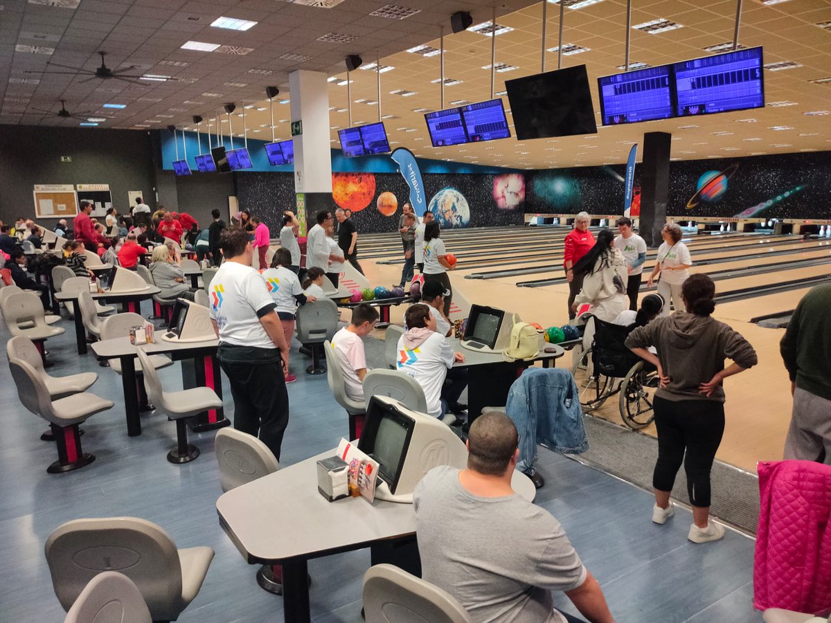 FundalisTGN's tweet photo. Gràcies @cetarragones i Bowling Diverland Les Gavarres per la jornada d'ahir amb entitats i companys, que ens vam retrobar per fer esport i lleure plegats.
📸https://t.co/Ea89qRbt1A
@dipta_cat @esportcat #FundacioOnada 
#EsportEscolar #esportcat #ensmouenelsvalors https://t.co/G4bYK2XWmT