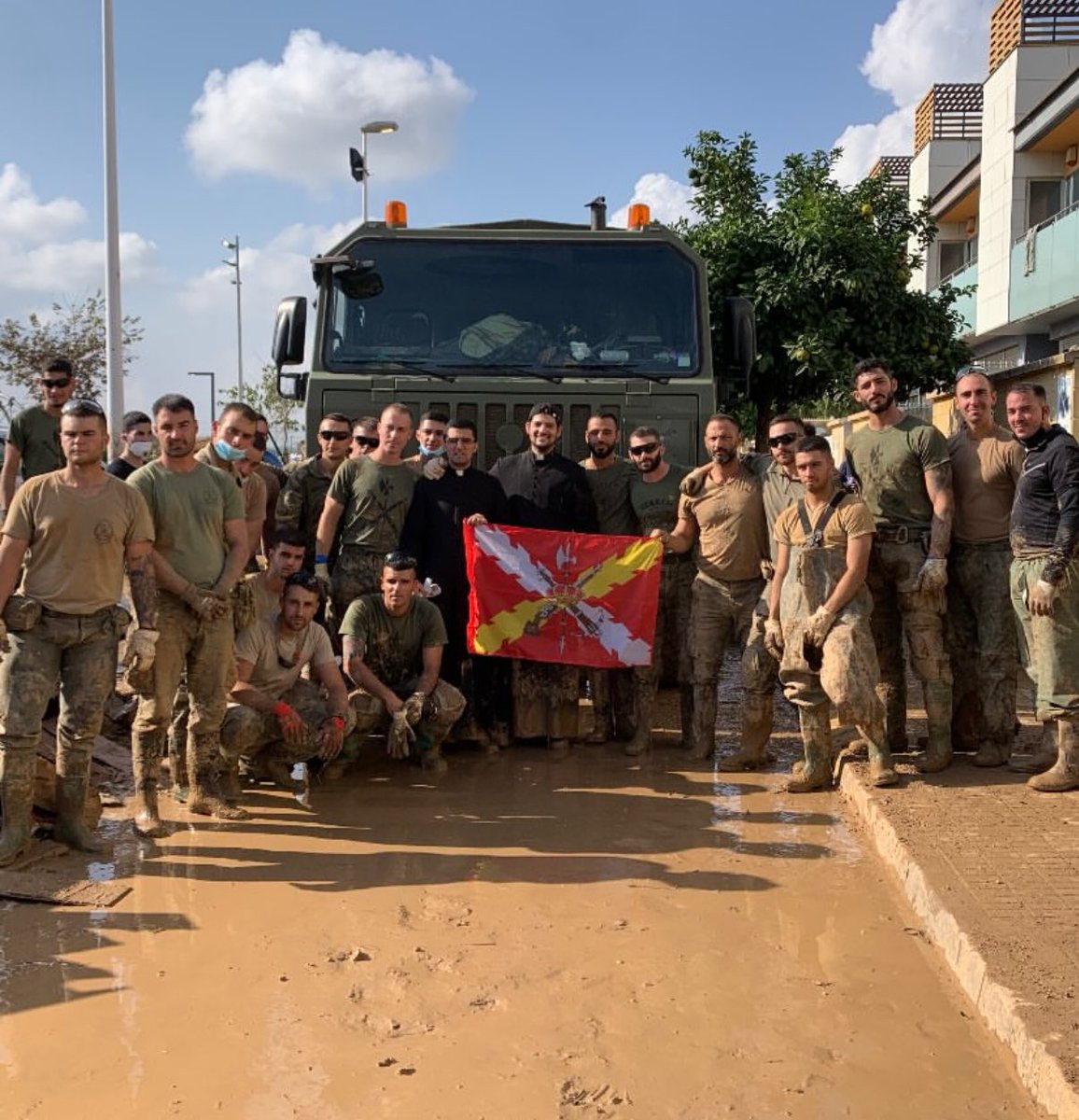 UniCatolicos_es's tweet photo. Batallón de legionarios que han recibido la bendición antes de empezar un nuevo día en Valencia. https://t.co/BGgwm6KI6i