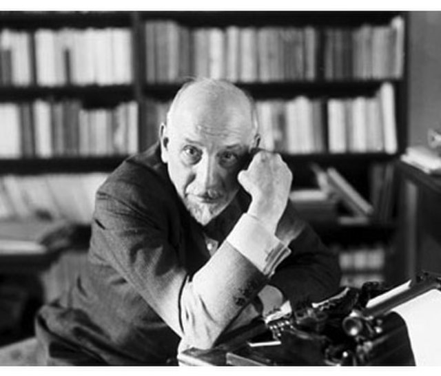 TV2000it's tweet photo. #ANNIVERSARI - #8novembre 1934 
Novanta anni fa #LuigiPirandello vince il #Nobel per la #Letteratura: «Per il suo coraggio e l'ingegnosa ripresentazione dell'arte drammatica e teatrale»

Dopo Giosuè #Carducci e Grazia #Deledda, è il terzo italiano a ottenere il prestigioso riconoscimento

#NobelPrize #Svezia #cultura #Pirandello