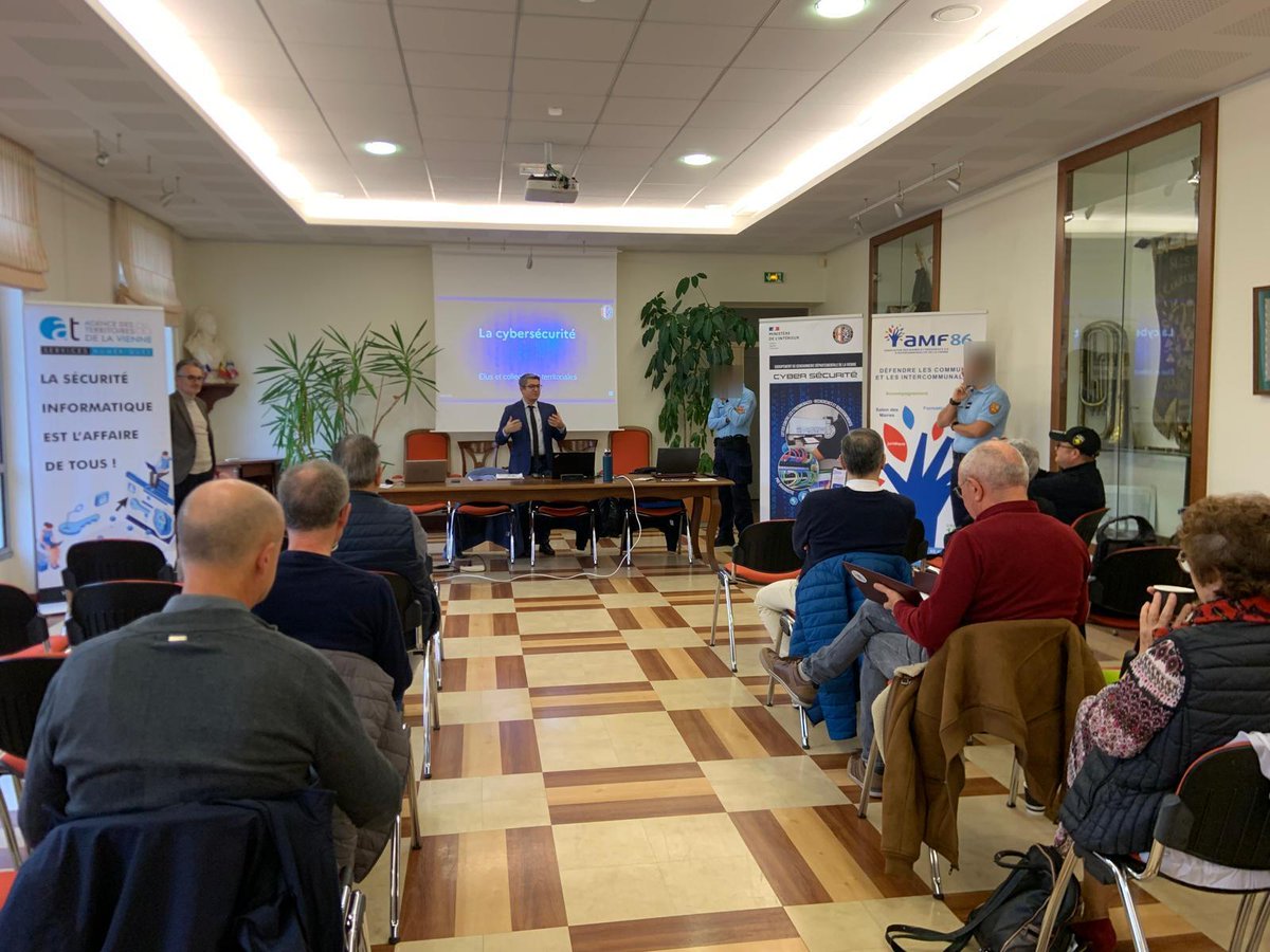 AMFVienne's tweet photo. 💻Nouvelle réunion de sensibilisation des #élus de la #Vienne aux cybermenaces à @JaunayMarigny animée par la @Gendarmerie_086 et l'#AT86 et en présence de @JeromeNeveux86, Président de l'@AMFVienne https://t.co/ppYyRXTy2w