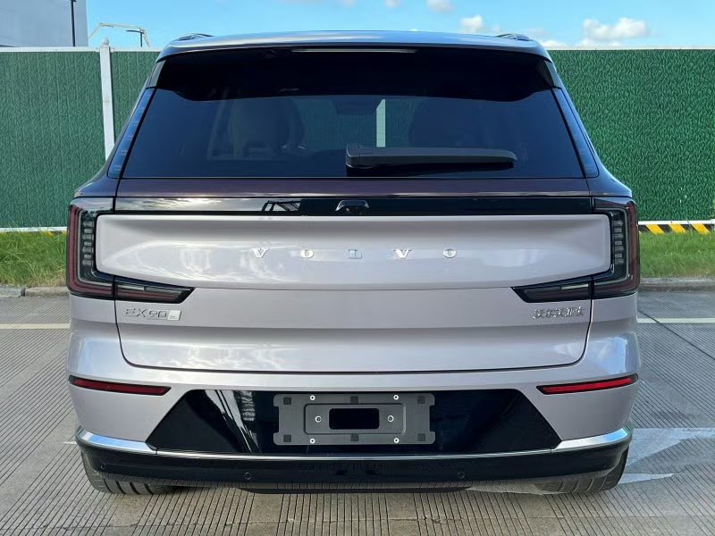 DriveGreen80167's tweet image. Volvo EX90 Declaration Images Revealed in China

The EX90, seen as the all-electric successor to the XC90, is built on the SPA2 platform and features a dual-motor system. It offers two power configurations and is available in both four-seat and six-seat versions.

#VolvoEX90