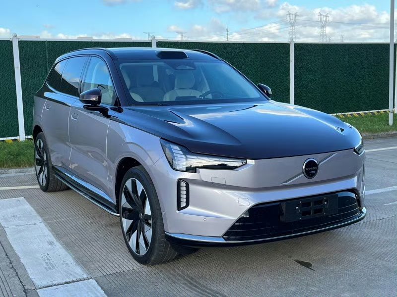 DriveGreen80167's tweet image. Volvo EX90 Declaration Images Revealed in China

The EX90, seen as the all-electric successor to the XC90, is built on the SPA2 platform and features a dual-motor system. It offers two power configurations and is available in both four-seat and six-seat versions.

#VolvoEX90