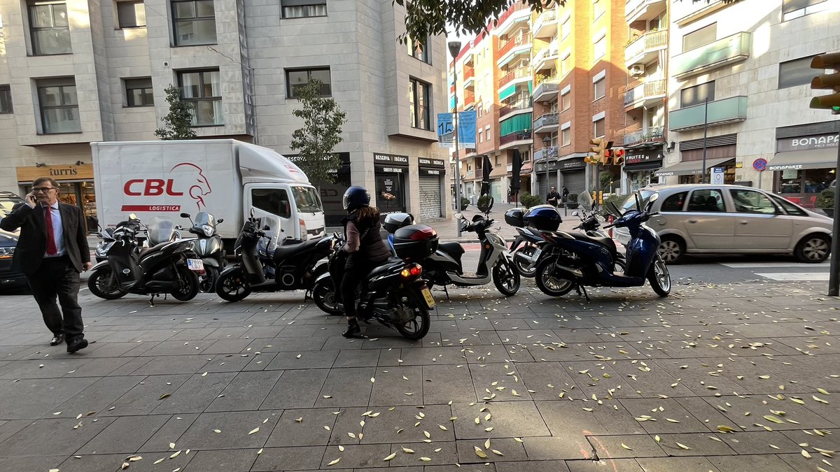ignasiheba's tweet photo. Un matí qualsevol a #SantCugat: embussos en carrers de prioritat pel vianant i motos a la vorera https://t.co/sodvEpKZhb