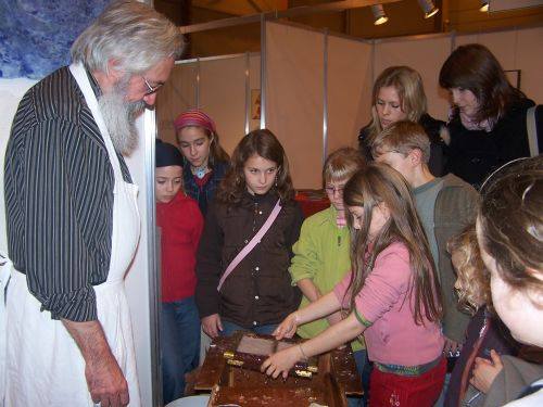 Jean-Pierre Gouy, Maitre Artisan Papetier, a participé au village des sciences à Ussel. Les élèves ont pu toucher, manipuler et faire des feuilles. Ce qui a provoqué de nombreuses questions et une découverte de la composition des plantes : la fibre.  🌿

…hosciences.nouvelle-aquitaine.science/articles/recre…