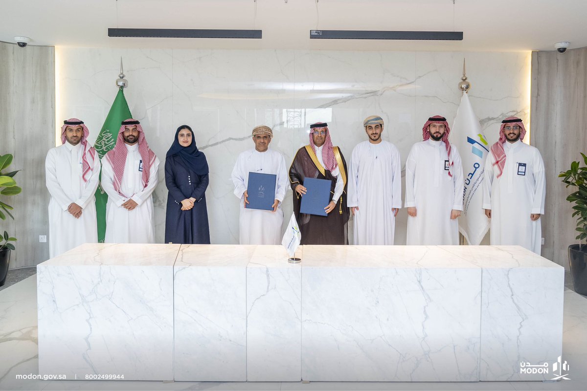 modon_ksa's tweet photo. #مدن تفتح أبوابها لأول مطور عقاري خليجي لتطوير المصانع الجاهزة، بتوقيع عقد استثماري مع شركة أوسارا العمانية، لإنشاء 52 مصنعًا جاهزًا، بمساحات إجمالية تتجاوز 45 ألف م2، تساهم في تمكين مجتمع ريادة الأعمال في المدينة الصناعية الثانية بجدة. https://t.co/2Qi2kMQs4S