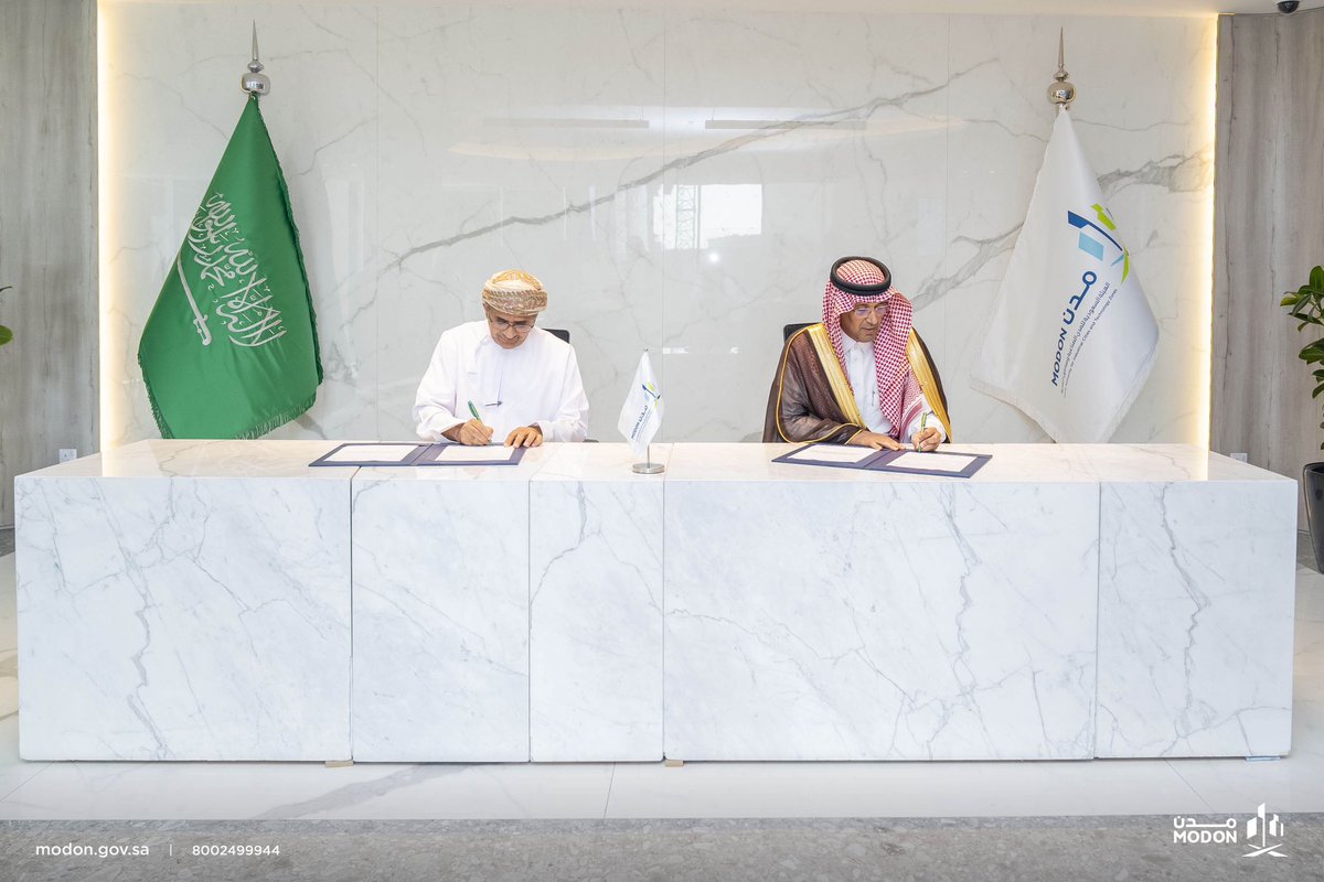 modon_ksa's tweet photo. #مدن تفتح أبوابها لأول مطور عقاري خليجي لتطوير المصانع الجاهزة، بتوقيع عقد استثماري مع شركة أوسارا العمانية، لإنشاء 52 مصنعًا جاهزًا، بمساحات إجمالية تتجاوز 45 ألف م2، تساهم في تمكين مجتمع ريادة الأعمال في المدينة الصناعية الثانية بجدة. https://t.co/2Qi2kMQs4S