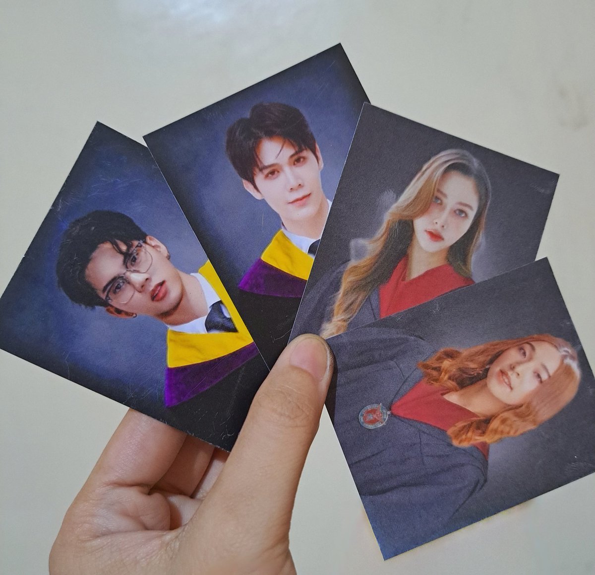 fangirl_camille's tweet photo. Is it normal that you are smiling while making freebies? Hahahaha see you again tom @fort_fts @peatwasu . And it's my 1st time seeing @chanyaduval @ayaorapan . Sooo excited!

#LoveSea1stFMinManila
#LoveSeaTheSeries #FortPeat
#BabyFeat #FortFTS #Peatwasu #chanyaduval #ayaorapan https://t.co/PdViSJDnzv
