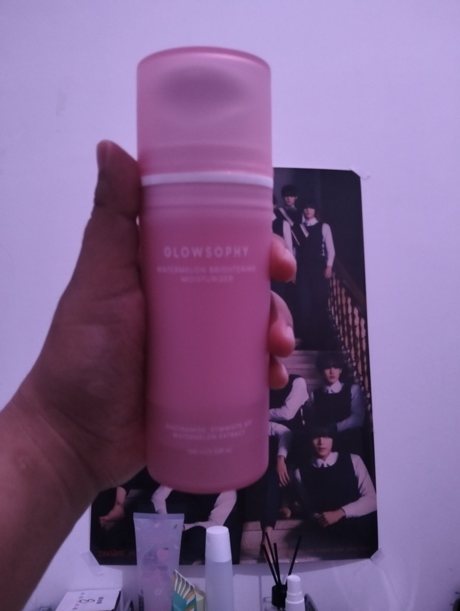 gyuvvup's tweet photo. Udha nyoba emang enak banget ini moisturizer glowsophy,  https://t.co/6xzRSNGiC2 https://t.co/GPNs1UNw4Z