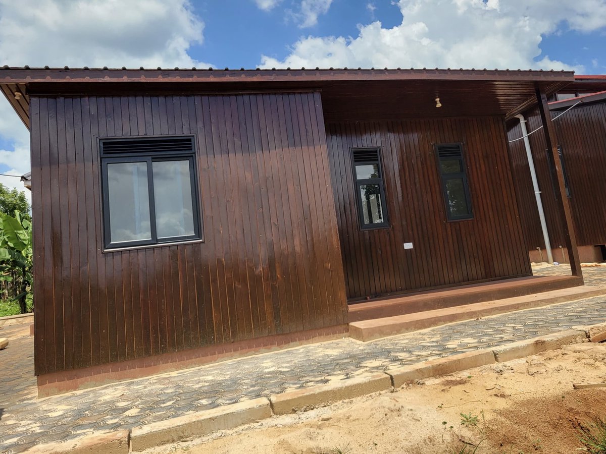 easyhousing2's tweet photo. Two more projects have been completed in Jinja: a four-bedroom house with a clerestory roof and a one-bedroom mono-pitch house.

Please note that the client closed the openings between the foundation blocks, leaving enough room for ventilation. https://t.co/lzK3HSfkqY