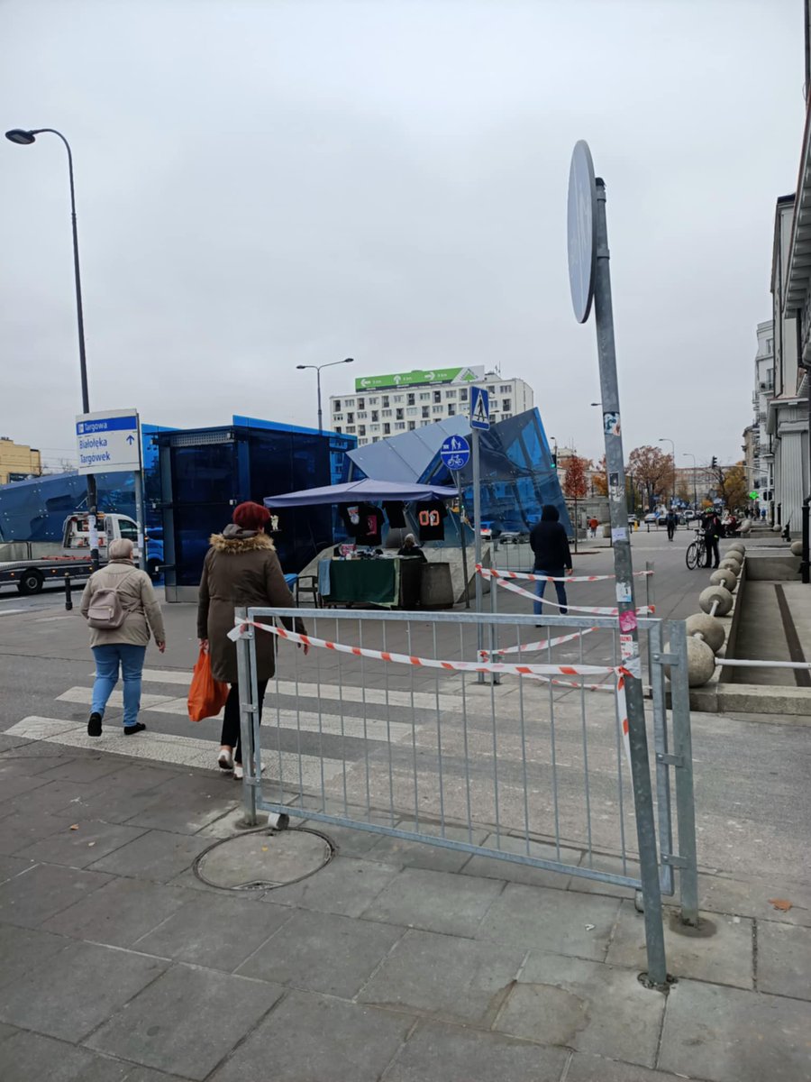 Na Wileńskim gorzej dla pieszych i rowerzystów przez barierki <a href="/ZDM_Warszawa/">ZDM Warszawa</a>. Do takich absurdów prowadzi wykrajanie infr. row. z chodnika. Do tego dochodzi nielegalny handel, z którym nie radzi sobie niedofinansowana <a href="/SMWarszawa/">Straż Miejska m.st. Warszawy</a> i mamy koszmar do kwadratu 🤷‍♀️