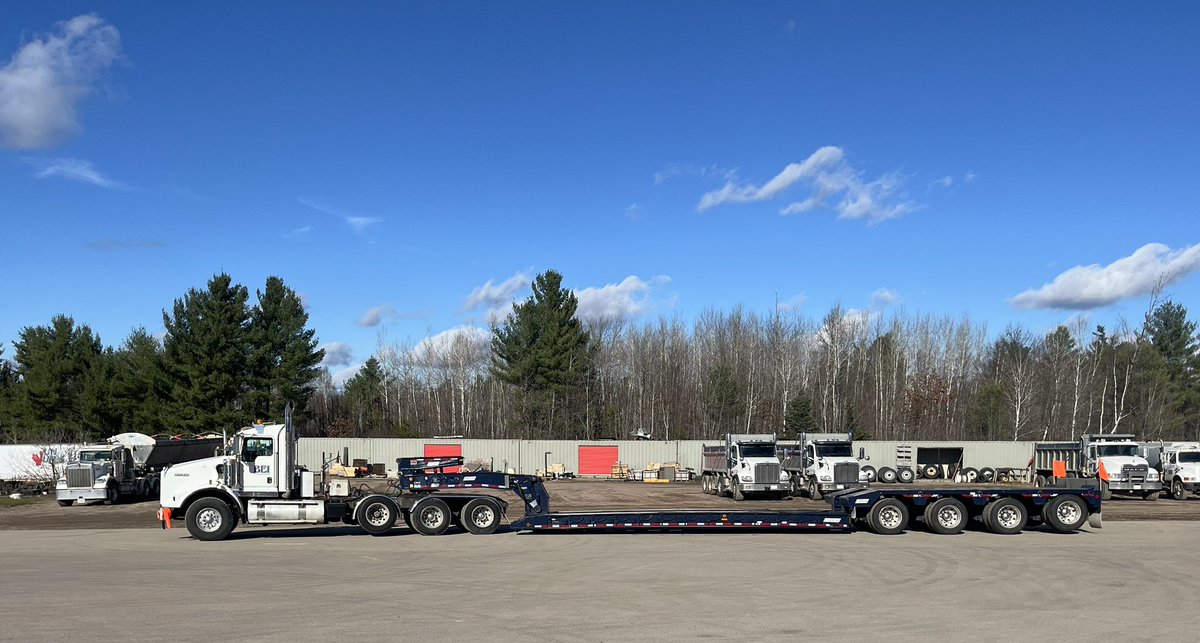 bonnechereexc's tweet image. Shhh, don’t tell the boss but we couldn’t resist making this beauty gleam in the sun, yesterday. A little elbow grease and she looks good as new. #babygotback #heavyhauling @KenworthTruckCo #renfrewcounty #ottawavalley #constructionlife #tradesrock #thebigblue