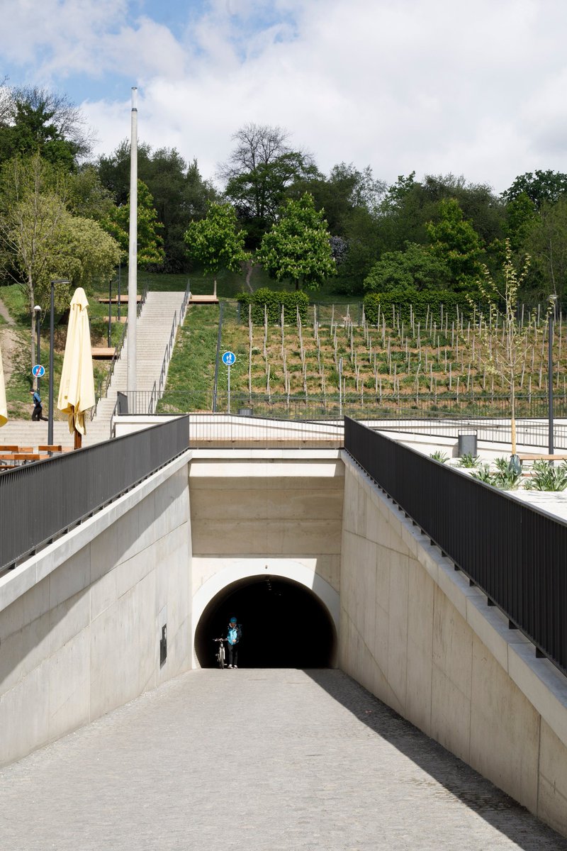 🏅Naše Tachovské náměstí včera zabodovalo v udílení České ceny za architekturu!
Získali jsme ocenění za zkvalitnění veřejného prostranství.
Autory povedeného návrhu z OV-A je tým vedený Štěpánem Valouchem a Jiřím Opočenským.❤️
#jsmetrojka