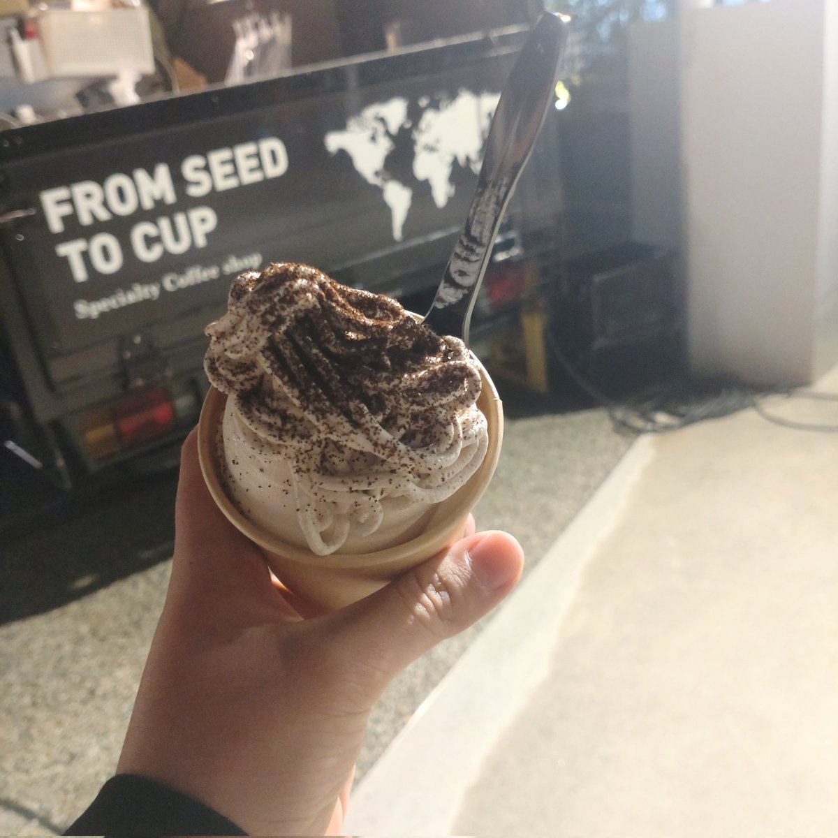 omaccha_25's tweet photo. こんな寒さでも私はソフトクリーム🍦
美味しいソフト食べて受験頑張りｳﾞｧﾓｽ( •̀ᴗ•́ )
 #マロンソフト   #Saicoffee   #サムデー https://t.co/DO8xzoOYt6