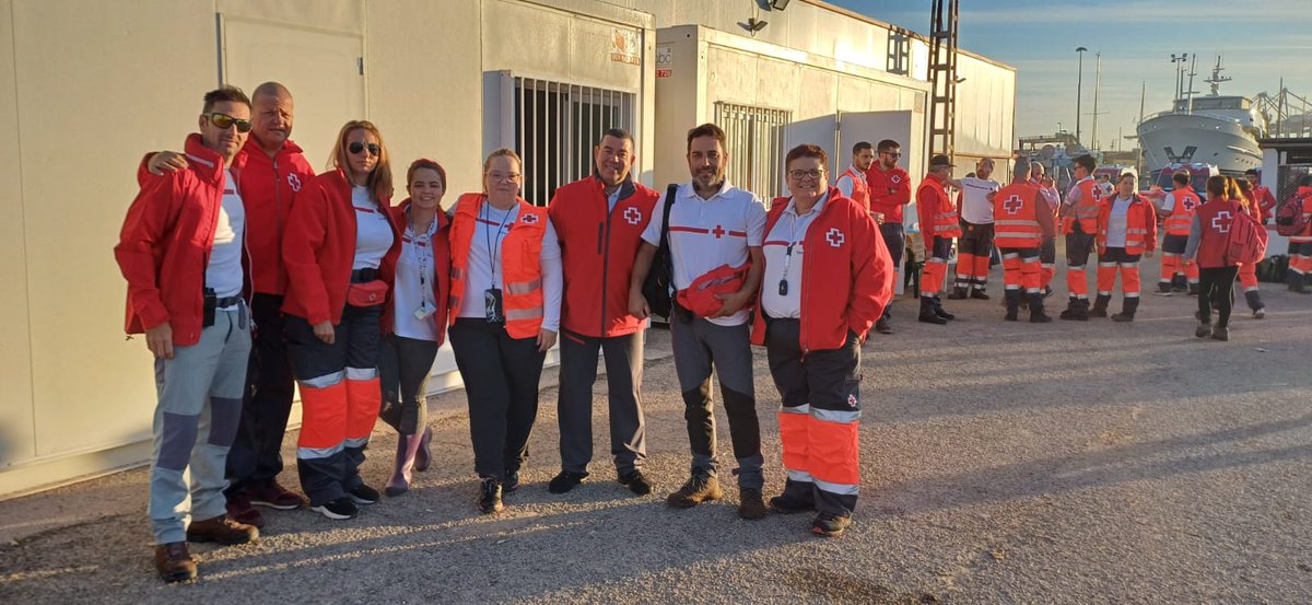 CruzRojaProvTfe's tweet photo. Junto al Equipo Psicosocial desplazado desde Canarias hoy se suman otros dos 2 compañeros de Tenerife (Emma y Patxi), para apoyar el despliegue de capacidades de la ERU de Agua y Saneamiento (M15) para operar con las plantas de tratamiento SETA. 

📸Zona cero Cruz Roja Valencia https://t.co/qwXs6QMAFn