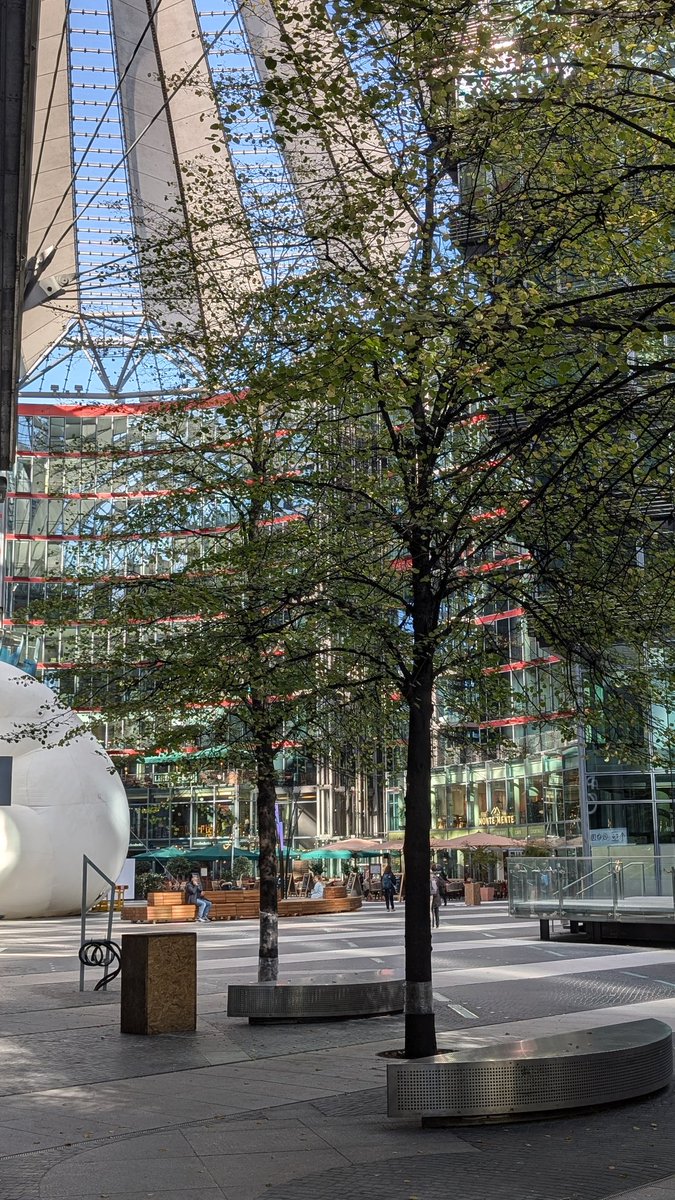 myata_kyoto758's tweet photo. #SonyCenter として知られるベルリン中心部の建築。もともと、日本のSonyが欧州拠点として作りました!
いくつかのブロックが一体となって広場を作り、それを覆う屋根は遠くからでも分かるランドマークになっています。
広場を囲うブロックが単調じゃないのがいい。 https://t.co/aeuO1lTdOY