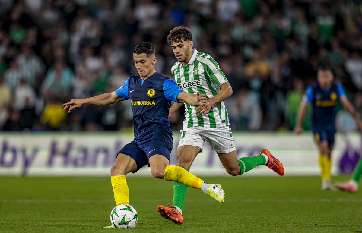 No merecíamos el castigo final. Orgulloso del trabajo que hizo todo el equipo en un campo complicadísimo.
Aunque no sirviera para sacar un buen resultado, muy contento por haber marcado mi primer gol con esta camiseta.
en un partido tan especial!!!🇪🇺⚽️