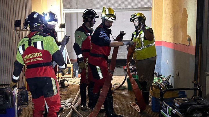 La #RegiónDeMurcia sigue prestando ayuda a la #ComunidadValenciana. 

En total, 136 efectivos están trabajando este viernes en Torrent, Picaña y Paiporta.

Desde el Gobierno <a href="/regiondemurcia/">Gobierno de la Región de Murcia</a> seguiremos mandando todos los medios técnicos y humanos que sean precisos.